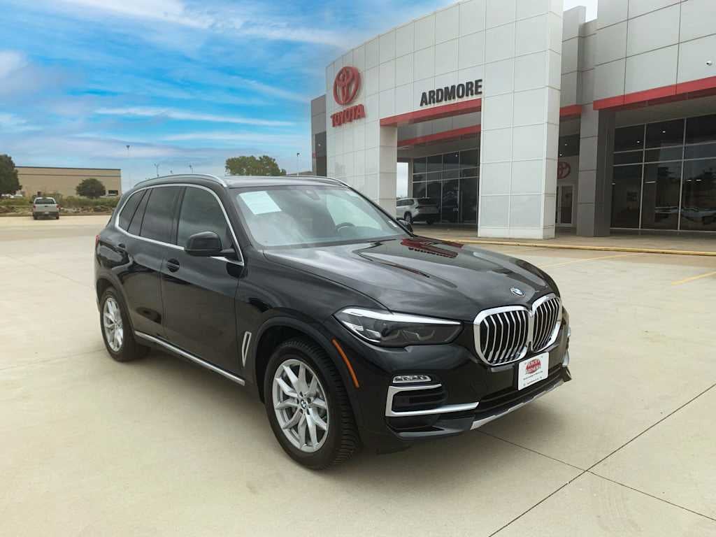 2020 BMW X5 xDrive40i xDrive40i in Black Sapphire Metallic — front three-quarter view